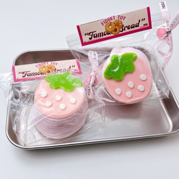 41【딸기 크레이프 케이크】모방 식품 스퀴시 슬라임, 식품급 실리콘 소재로 수제 제작한 안전 무독한 스트레스 해소 장난감입니다. 손 근육 단련하고 정신적 스트레스를 완화해 드릴 뿐만 아니라 세탁 가능하며, 40000원 구매 시 무료 배송해 드립니다.