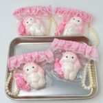 29【토끼 시리즈】모방 식품 스퀴시 슬라임, 식품급 실리콘 소재로 수제 제작한 안전 무독한 스트레스 해소 장난감입니다. 손 근육 단련하고 정신적 스트레스를 완화해 드릴 뿐만 아니라 세탁 가능하며, 40000원 구매 시 무료 배송해 드립니다.