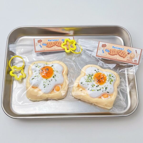 50【계란후라이 미니토스트】모방 식품 스퀴시 슬라임, 식품급 실리콘 소재로 수제 제작한 안전 무독한 스트레스 해소 장난감입니다. 손 근육 단련하고 정신적 스트레스를 완화해 드릴 뿐만 아니라 세탁 가능하며, 40000원 구매 시 무료 배송해 드립니다.