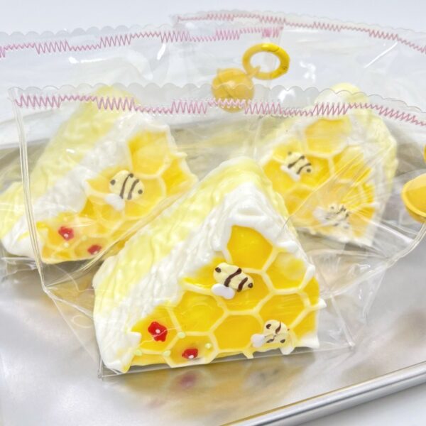 33【버터 허니 시리즈】모방 식품 스퀴시 슬라임, 식품급 실리콘 소재로 수제 제작한 안전 무독한 스트레스 해소 장난감입니다. 손 근육 단련하고 정신적 스트레스를 완화해 드릴 뿐만 아니라 세탁 가능하며, 40000원 구매 시 무료 배송해 드립니다.