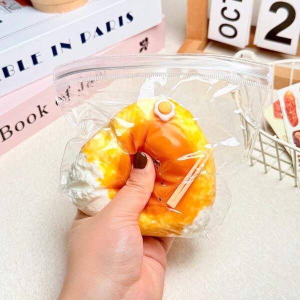 49【노른자 주먹밥】모방 식품 스퀴시 슬라임, 식품급 실리콘 소재로 수제 제작한 안전 무독한 스트레스 해소 장난감입니다. 손 근육 단련하고 정신적 스트레스를 완화해 드릴 뿐만 아니라 세탁 가능하며, 40000원 구매 시 무료 배송해 드립니다.