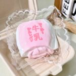 310【밀크 시리즈(폭발촉감)】모방 식품 스퀴시 슬라임, 식품급 실리콘 소재로 수제 제작한 안전 무독한 스트레스 해소 장난감입니다. 손 근육 단련하고 정신적 스트레스를 완화해 드릴 뿐만 아니라 세탁 가능하며, 40000원 구매 시 무료 배송해 드립니다.